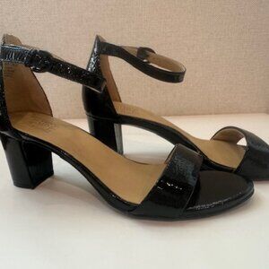 Naturalizer Vera Sandal 9.5M in black patent, look brand new